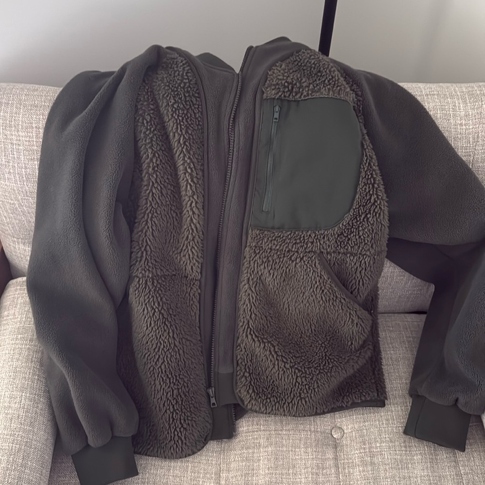 White mountaineering x Uniqlo men’s fleece. Size small. Like new! Green.